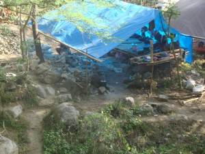 Insert Foto : Warung Tenda di lokasi Tambang Poboya